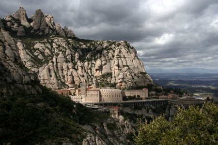 Het Klooster van Montserrat met daarboven dreigende wolken